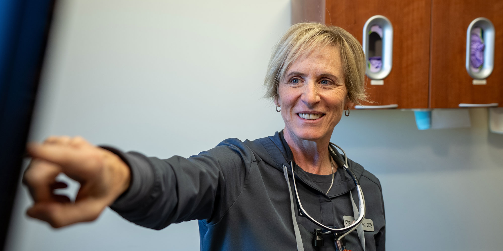 dr showing dental veneer process